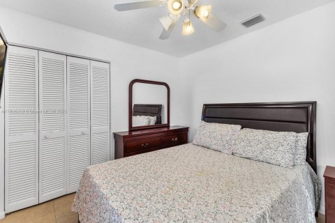 House in Davie, Florida 4 bedrooms, 177.26 sq.m. № 1978346 - photo 14