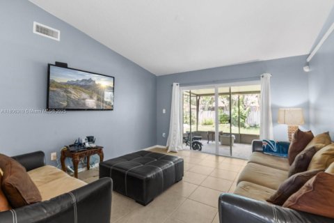 House in Davie, Florida 4 bedrooms, 177.26 sq.m. № 1978346 - photo 3