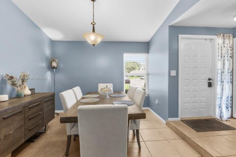 House in Davie, Florida 4 bedrooms, 177.26 sq.m. № 1978346 - photo 5