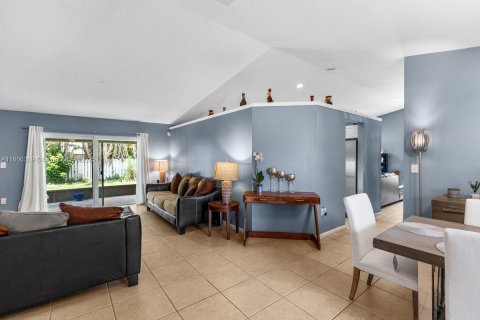 House in Davie, Florida 4 bedrooms, 177.26 sq.m. № 1978346 - photo 2