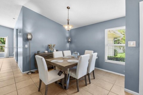 House in Davie, Florida 4 bedrooms, 177.26 sq.m. № 1978346 - photo 6