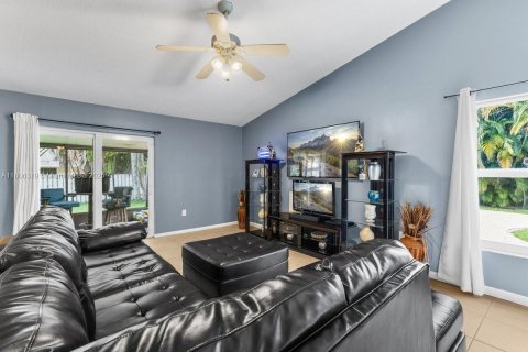 House in Davie, Florida 4 bedrooms, 177.26 sq.m. № 1978346 - photo 7