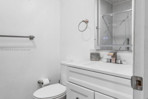 House in Davie, Florida 4 bedrooms, 177.26 sq.m. № 1978346 - photo 15