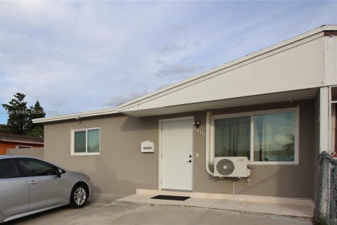 House in Miami Gardens, Florida 3 bedrooms, 99.31 sq.m. № 1812392 - photo 1