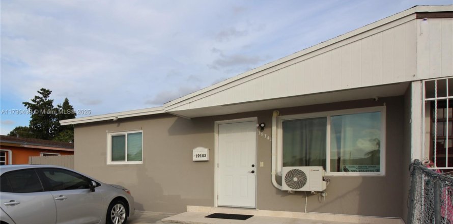 House in Miami Gardens, Florida 3 bedrooms, 99.31 sq.m. № 1812392
