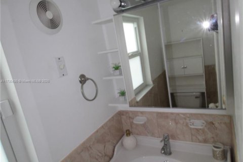 House in Miami Gardens, Florida 3 bedrooms, 99.31 sq.m. № 1812392 - photo 11