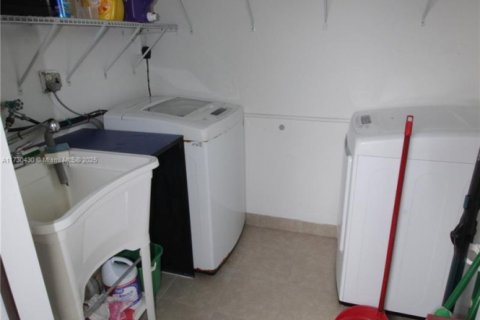 House in Miami Gardens, Florida 3 bedrooms, 99.31 sq.m. № 1812392 - photo 14