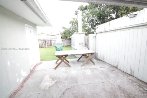 House in Miami Gardens, Florida 3 bedrooms, 99.31 sq.m. № 1812392 - photo 12