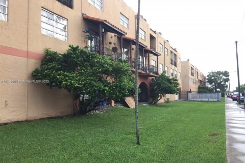 Condominio en venta en Hialeah, Florida, 2 dormitorios, 96.9 m2 № 1862922 - foto 5