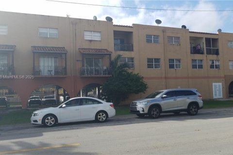 Condominio en venta en Hialeah, Florida, 2 dormitorios, 96.9 m2 № 1862922 - foto 1
