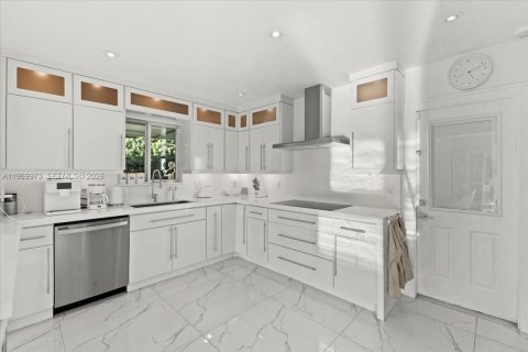 Villa ou maison à louer à North Miami, Floride: 3 chambres, 216.09 m2 № 2031426 - photo 10