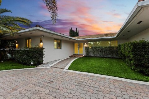 Villa ou maison à louer à North Miami, Floride: 3 chambres, 216.09 m2 № 2031426 - photo 2