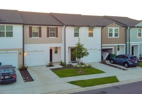 Снять в аренду таунхаус в Зеферхиллс-Норт, Флорида 3 комнаты, 128.76м2, № 1893600 - фото 1