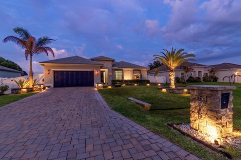 House in Port St. Lucie, Florida 4 bedrooms, 195.56 sq.m. № 2401710 - photo 3