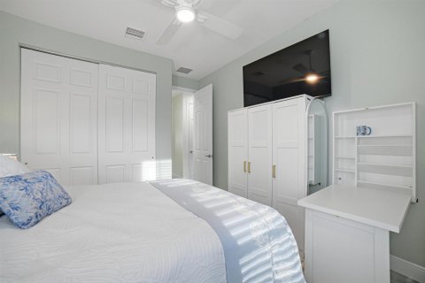 House in Port St. Lucie, Florida 4 bedrooms, 195.56 sq.m. № 2401710 - photo 17