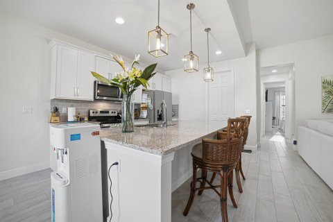 House in Port St. Lucie, Florida 4 bedrooms, 195.56 sq.m. № 2401710 - photo 11