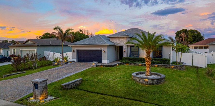 House in Port St. Lucie, Florida 4 bedrooms, 195.56 sq.m. № 2401710