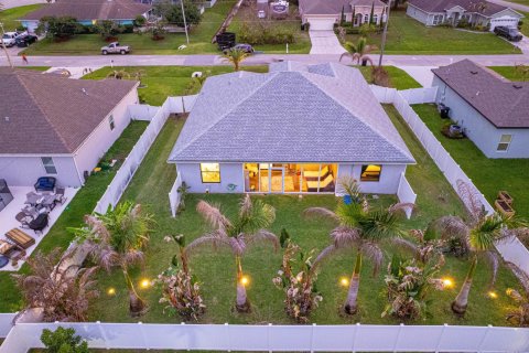 House in Port St. Lucie, Florida 4 bedrooms, 195.56 sq.m. № 2401710 - photo 4