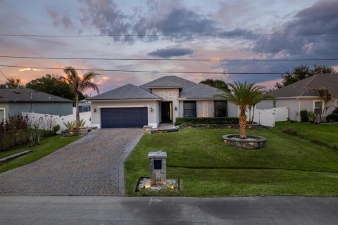House in Port St. Lucie, Florida 4 bedrooms, 195.56 sq.m. № 2401710 - photo 2