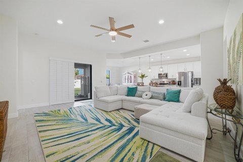 House in Port St. Lucie, Florida 4 bedrooms, 195.56 sq.m. № 2401710 - photo 13