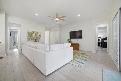 House in Port St. Lucie, Florida 4 bedrooms, 195.56 sq.m. № 2401710 - photo 12