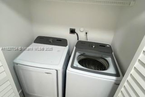 Townhouse in Hollywood, Florida 2 bedrooms, 134.15 sq.m. № 2059691 - photo 10