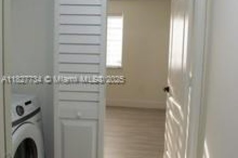 Townhouse in Hollywood, Florida 2 bedrooms, 134.15 sq.m. № 2059691 - photo 7