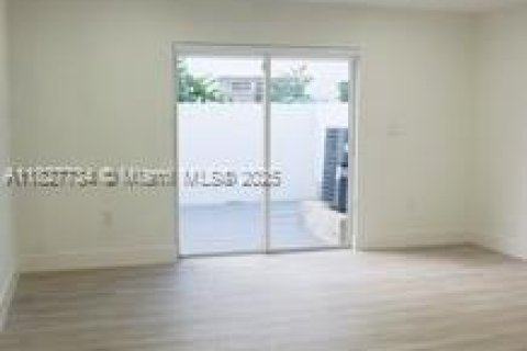 Townhouse in Hollywood, Florida 2 bedrooms, 134.15 sq.m. № 2059691 - photo 13