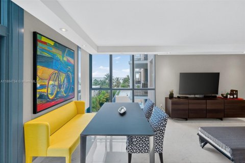 Condo in Miami Beach, Florida, 2 bedrooms  № 2013232 - photo 20