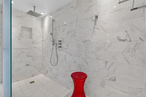 Condo in Miami Beach, Florida, 2 bedrooms  № 2013232 - photo 13