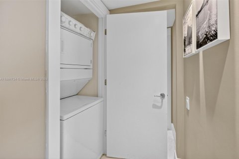 Condo in Miami Beach, Florida, 2 bedrooms  № 2013232 - photo 22