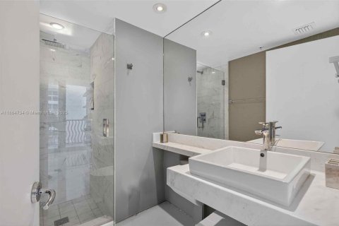Condo in Miami Beach, Florida, 2 bedrooms  № 2013232 - photo 14