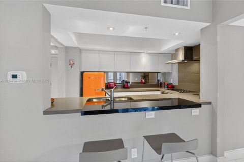 Condo in Miami Beach, Florida, 2 bedrooms  № 2013232 - photo 5