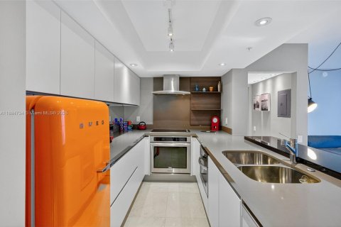 Condo in Miami Beach, Florida, 2 bedrooms  № 2013232 - photo 6