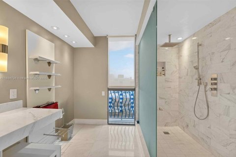 Condo in Miami Beach, Florida, 2 bedrooms  № 2013232 - photo 12