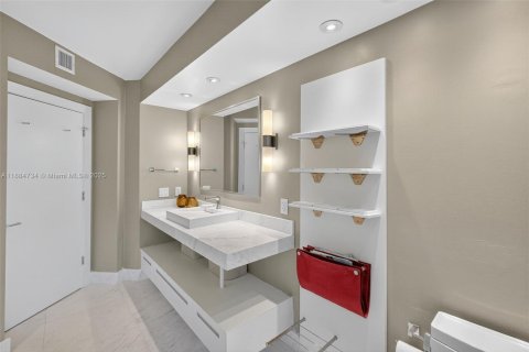 Condo in Miami Beach, Florida, 2 bedrooms  № 2013232 - photo 11