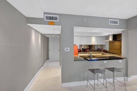 Condo in Miami Beach, Florida, 2 bedrooms  № 2013232 - photo 7