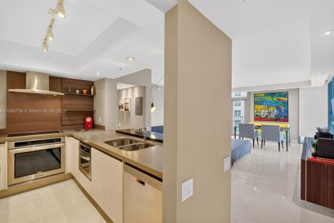 Condo in Miami Beach, Florida, 2 bedrooms  № 2013232 - photo 3