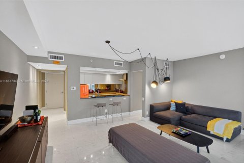 Condo in Miami Beach, Florida, 2 bedrooms  № 2013232 - photo 18
