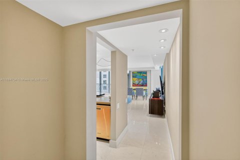 Condo in Miami Beach, Florida, 2 bedrooms  № 2013232 - photo 21