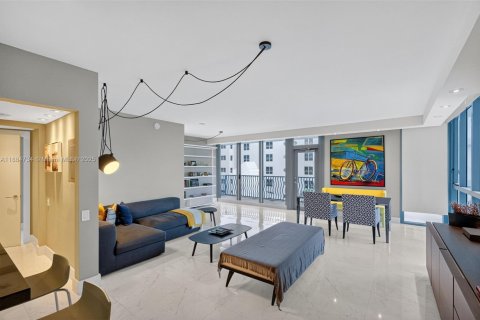 Condo in Miami Beach, Florida, 2 bedrooms  № 2013232 - photo 17