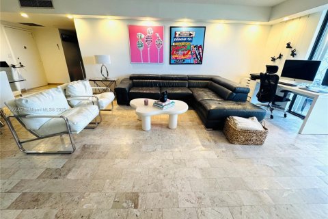 Condo in Hallandale Beach, Florida, 2 bedrooms  № 2081668 - photo 2