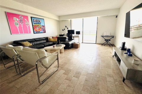 Condo in Hallandale Beach, Florida, 2 bedrooms  № 2081668 - photo 5