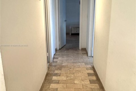 Condo in Hallandale Beach, Florida, 2 bedrooms  № 2081668 - photo 30