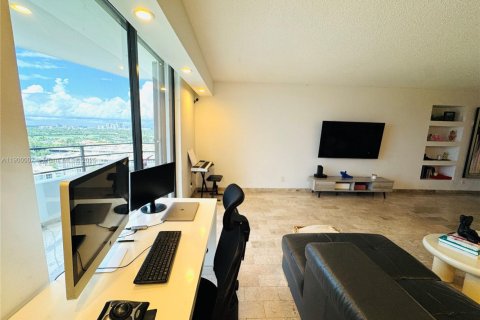 Condo in Hallandale Beach, Florida, 2 bedrooms  № 2081668 - photo 15