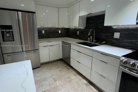 Condo in Hallandale Beach, Florida, 2 bedrooms  № 2081668 - photo 27