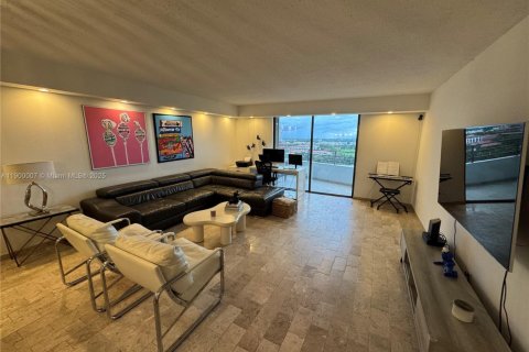 Condo in Hallandale Beach, Florida, 2 bedrooms  № 2081668 - photo 19