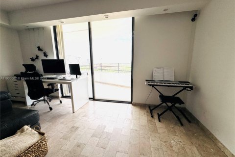 Condo in Hallandale Beach, Florida, 2 bedrooms  № 2081668 - photo 11