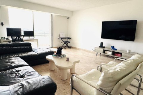 Condo in Hallandale Beach, Florida, 2 bedrooms  № 2081668 - photo 9
