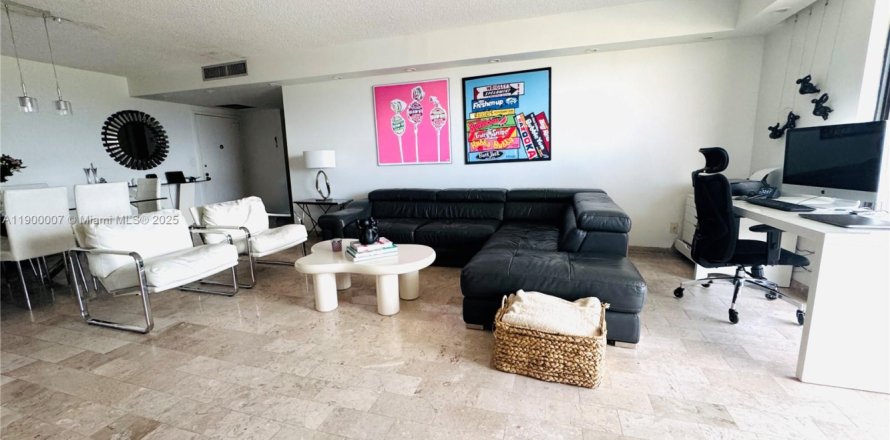 Condo in Hallandale Beach, Florida, 2 bedrooms  № 2081668